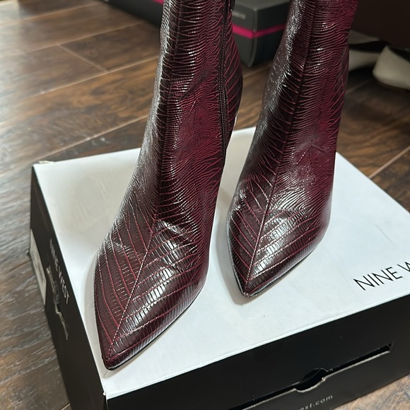Gorgeous like new ankle boots Dark Red Texture!! Amazing for fall weather coming - Picture 4 of 4